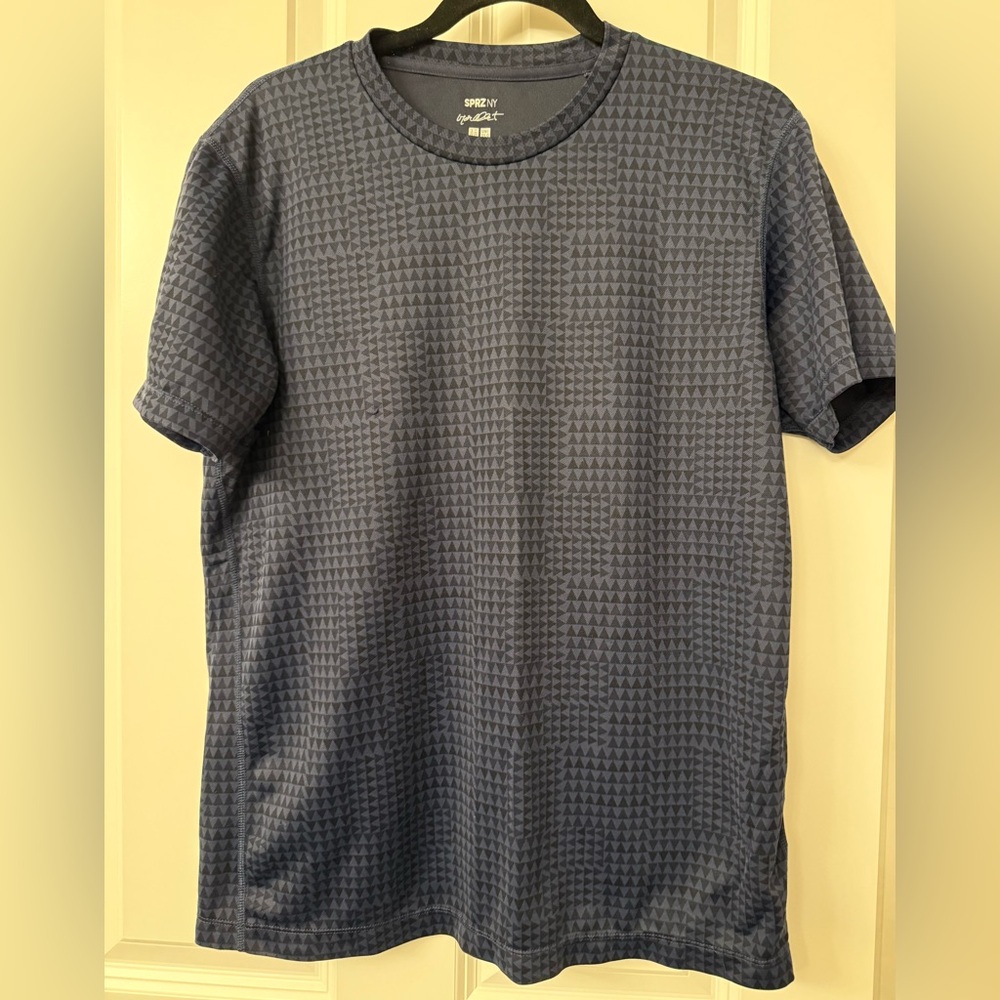 Uniqlo Men's Dark blue and Gray Geometric Tee
